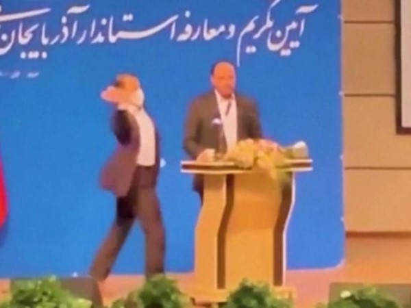 Quan chức Iran bị tát khi đang phát biểu