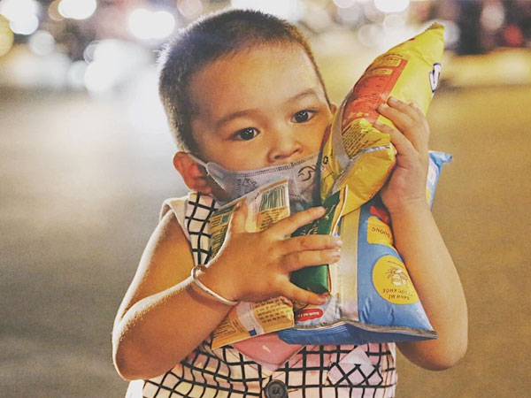 Vợ mất vì Covid-19, chồng cùng 3 đứa con nhỏ đi lượm ve chai ở Sài Gòn: 'Con thích đến trường học chữ lắm...'
