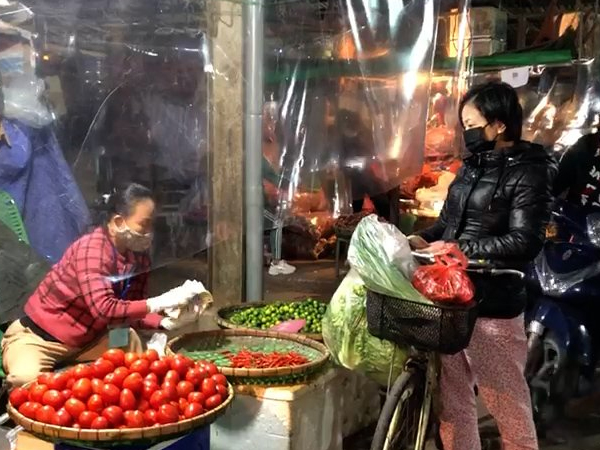 Chợ Long Biên vắng vẻ những ngày đầu hoạt động trở lại
