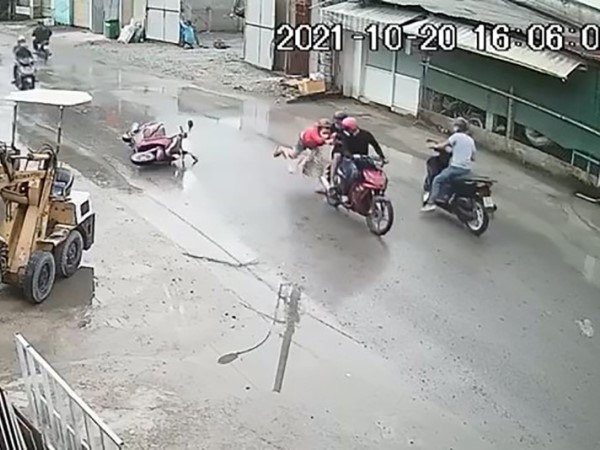 2 kẻ cướp giật kéo lê cô gái giữa đường ở Hóc Môn