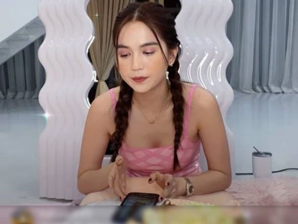 Ngọc Trinh livestream với chiếc gương nghi 'hàng pha-ke', người trong ekip bức xúc làm rõ luôn giá trị thật
