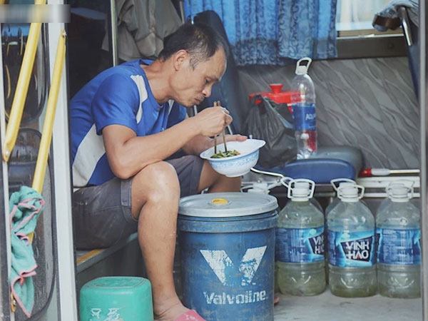 Tài xế, tiếp viên không tiền lấy xe buýt làm nhà suốt mùa dịch: '4 tháng qua chú không có việc gì, chú chỉ ngồi đợi thôi'
