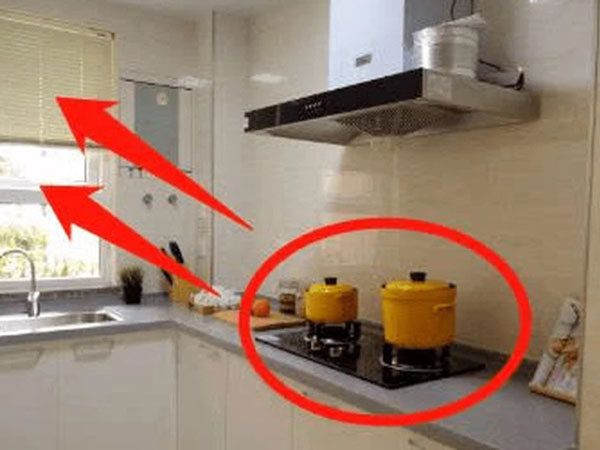 Nhà chật đến đâu cũng không nên sắp đặt bếp theo 4 cách đại kỵ này, chớ dại phạm phải kẻo tiền về đến đâu trôi đi đến đó