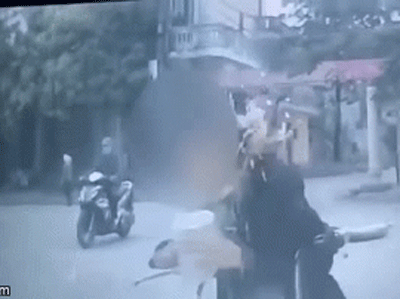 Vừa đi xe đạp điện vừa uống trà sữa, cô cái nhận về cái kết khiến nhiều người lắc đầu ngán ngẩm