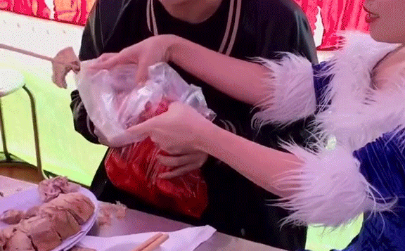 Chàng trai đi ăn cỗ còn lấy phần bỏ túi mang về khiến dân mạng tranh cãi kịch liệt: Là kém văn minh hay tránh lãng phí?