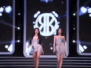 Xôn xao clip chửi từ hậu trường khi Hoàng Thùy catwalk cùng Minh Tú