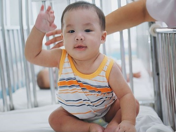 Mẹ đẻ ở bệnh viện rồi bỏ đi biệt tích, 3 đứa trẻ chờ ngày chuyển vào nơi nuôi trẻ mồ côi sau dịch COVID-19