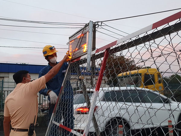 Chùm ảnh: Công an tháo gỡ chốt chặn ở các cửa ngõ ra vào TP.HCM