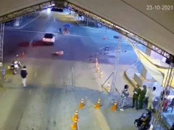 Bắt giữ đối tượng say rượu, dùng ma túy, lái xe tông trực diện vào cảnh sát để 'thông chốt' kiểm dịch
