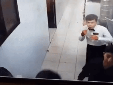 Nhân viên nhà hàng 'làm màu' bê cả tá bát đĩa cùng một lúc, 3 giây sau thảm họa xảy ra, xem cảnh này sếp không cho nghỉ việc mới lạ