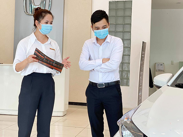 Khách sẵn tiền mua xe, chỉ nóng lòng chờ giảm phí trước bạ