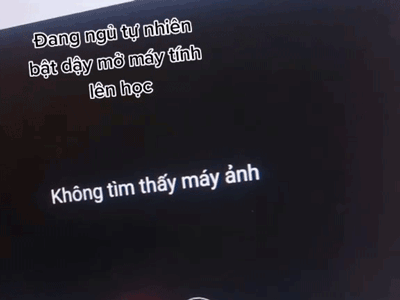 Đang ngủ vội bật dậy học online nhưng không có ai trong lớp, nữ sinh nhìn lại đồng hồ mới hiểu ra tại sao
