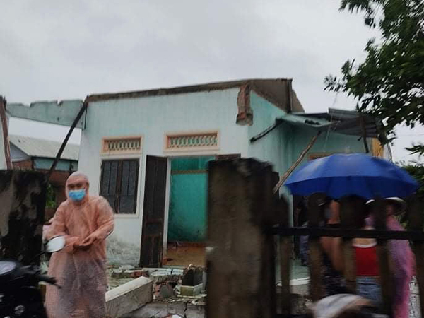 Lốc xoáy hất văng mái tôn nhiều nhà dân, quật đổ trụ điện ở Đà Nẵng