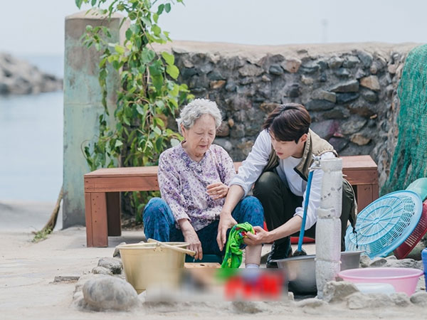 Nhân viên Hometown Cha-Cha-Cha bóc phốt Kim Seon Ho: 'Hành' ekip, thái độ lồi lõm với cả 'người bà quốc dân' Kim Young Ok