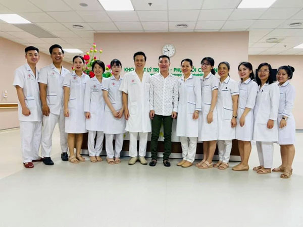 NS Công Lý tươi tắn xuất viện sau 3 tháng điều trị sức khoẻ, bà xã lên tiếng làm rõ loạt đồn đoán thất thiệt