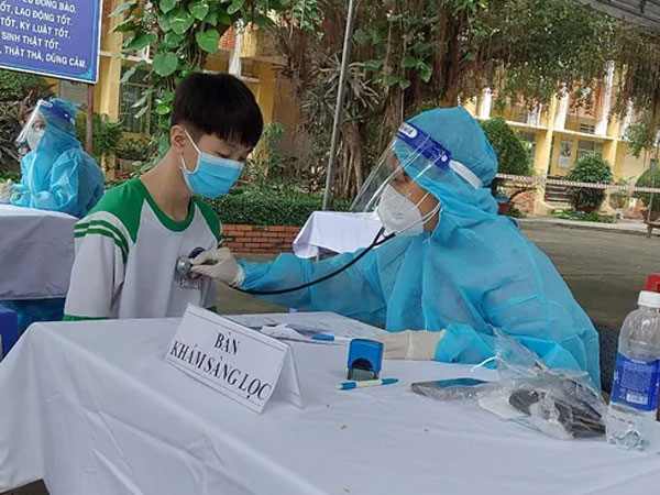 Hơn 1.200 học sinh đầu tiên tại TP HCM được tiêm vắc-xin Covid-19