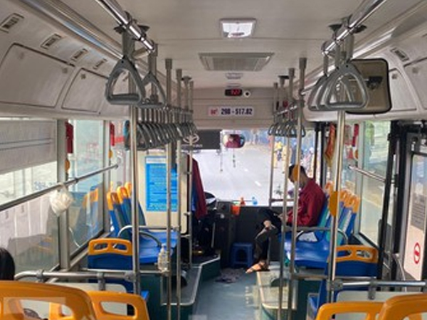 Bất ngờ cảnh khách vắng, bến đìu hiu sau thời gian xe buýt Hà Nội hoạt động trở lại