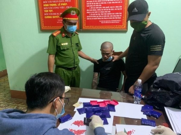 Bắt hai đối tượng tàng trữ gần 4.000 viên ma túy