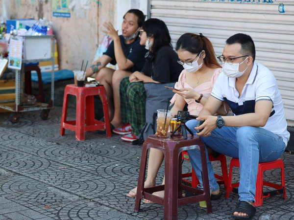 Cận cảnh 'tưng bừng' hàng quán ở TP HCM ngày đầu phục vụ khách tại chỗ
