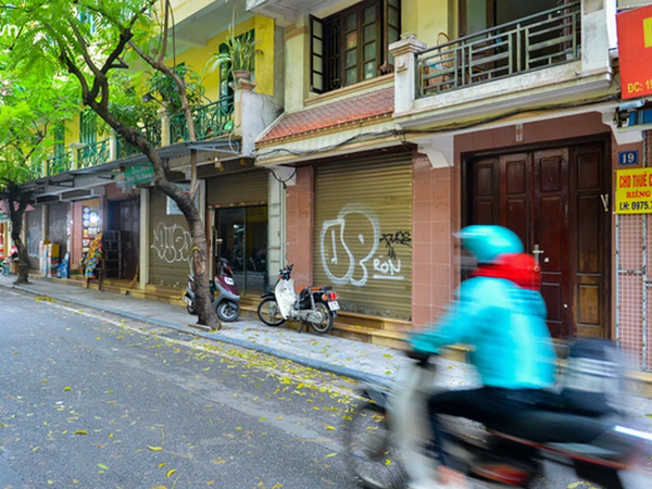 Ảnh: Nhiều cửa hàng ở con phố sầm uất nhất Hà Nội vẫn "ngủ đông", có nơi thành khu tập kết phế liệu
