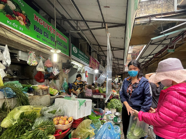 Hà Nội: Giá rau tăng cao, tiểu thương và người dân lắc đầu ngao ngán