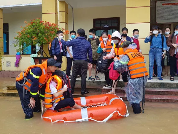 Lũ bất ngờ ập vào trường học, phải 'giải cứu' học sinh