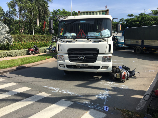 TP.HCM: Người phụ nữ bị xe container kéo lê, tử vong trên đường đi làm