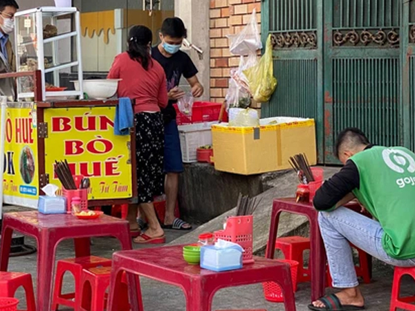 Sài Gòn sáng 28/10: Khách đi ăn sáng phải quay xe vì một lý do, shipper vừa cười vừa mếu vì không biết nên làm gì hôm nay