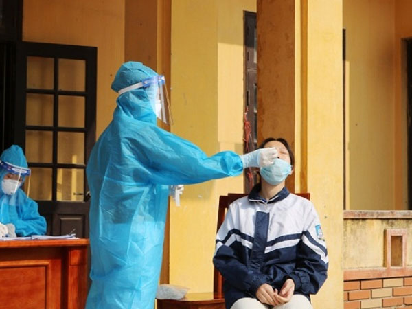 Bé trai ở Hà Nội tổ chức sinh nhật đông bạn bè trước khi phát hiện mắc COVID-19