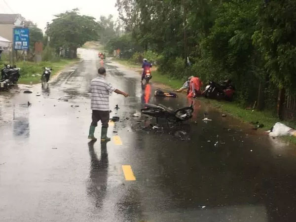 Ba xe máy phi vào nhau ở Quảng Nam, 3 người tử vong