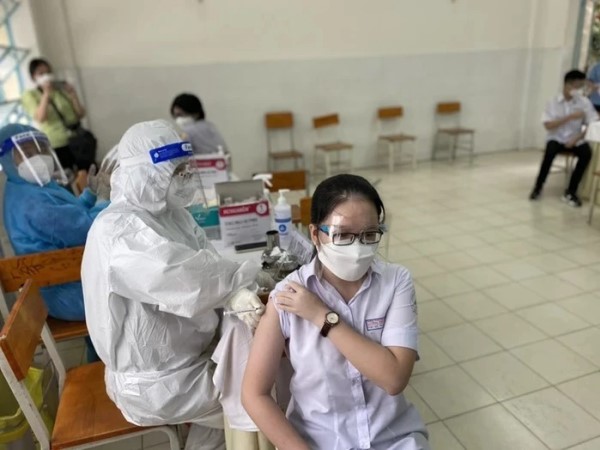 Tiêm vaccine Covid-19 cho trẻ em: Cha mẹ lưu ý gì khi theo dõi tại nhà, chế độ dinh dưỡng đảm bảo ra sao?