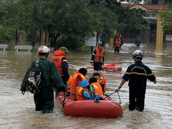 TP Đông Hà ngập nặng, lực lượng cứu hộ dùng ca nô di chuyển học sinh ra khỏi trường