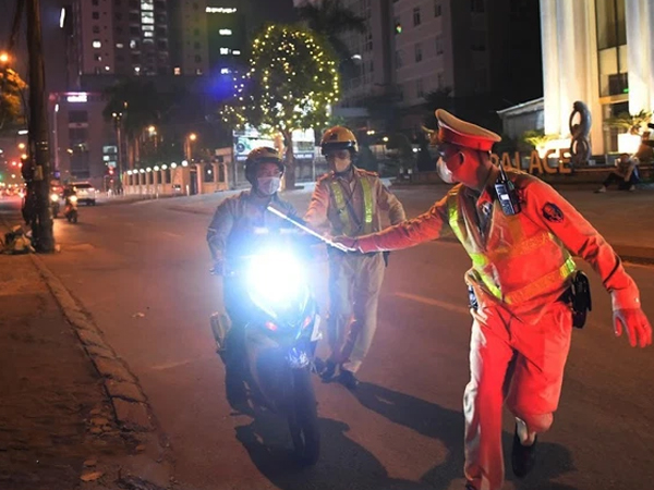 Hà Nội: Uống 'bù rượu' với bạn bè sau nhiều tháng giãn cách, nam thanh niên bị phạt 7,5 triệu đồng