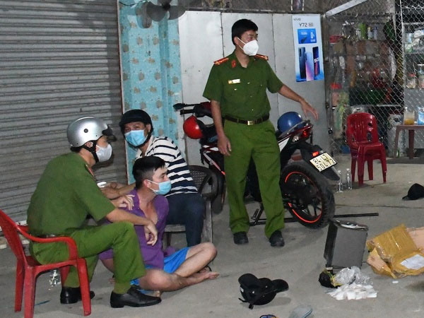 Hai thanh niên giấu ma túy vào bưu phẩm và loa