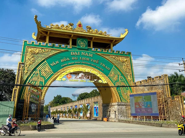KDL Đại Nam thưa thớt khách ngày mở cửa, người đi chơi thì ít mà muốn gặp nữ streamer 50 tuổi thì nhiều