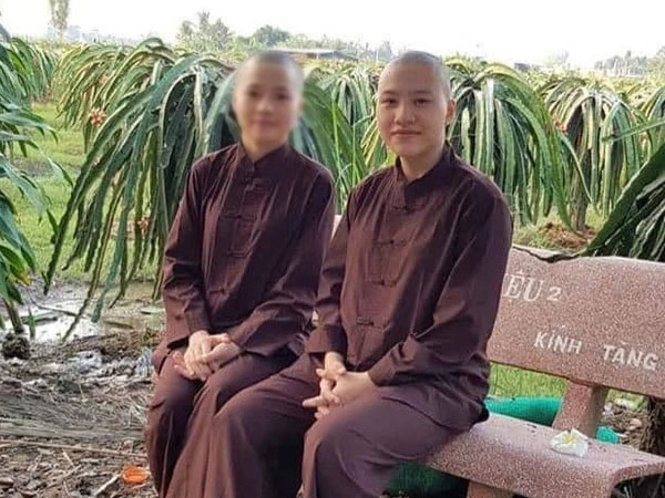 Tiếp tục xôn xao hình ảnh Diễm My đã xuống tóc, mặc đồ lam vui vẻ ngồi chụp ảnh bên cạnh Lê Thanh Huyền Trân