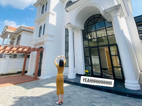 Biệt thự mới bị rao bán với giá 3,6 tỷ đồng, Lệ Quyên dở khóc dở cười: '3,6 tỷ chắc cũng đủ tiền mua cái cổng'