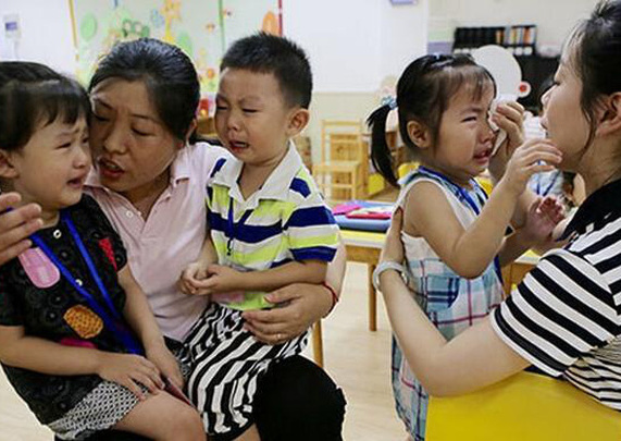 Mẹ tăng ca đến đón con ở lớp mẫu giáo muộn, vừa gặp đứa trẻ đã nói 1 câu nghe rơi nước mắt