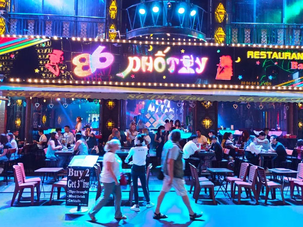 Đề xuất mở vũ trường, karaoke, quán bar, hàng rong... tại TP HCM