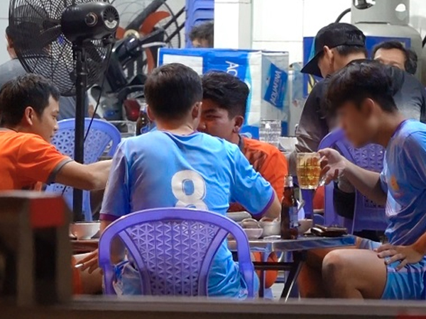TP.HCM: Phớt lờ quy định, quán nhậu vô tư bán bia, quá 21h vẫn đón khách