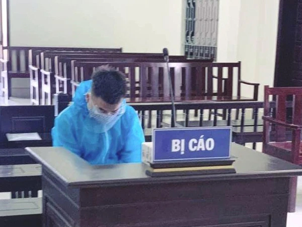 Thầy giáo phạt học trò nam dọn vệ sinh phòng thí nghiệm để dâm ô