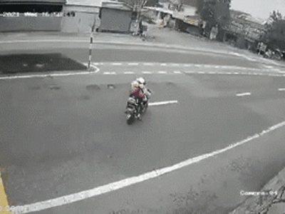 Video: Xe máy điện bị ô tô tải đâm văng xa hàng trăm mét sau pha sang đường cẩu thả