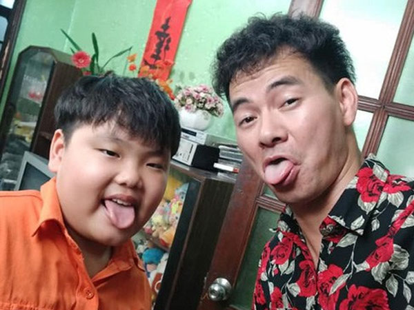 Xuân Bắc 'thị phạm' kể chuyện hài cho Bi Béo, 2 con cười ngặt nghẽo không phải vì câu chuyện