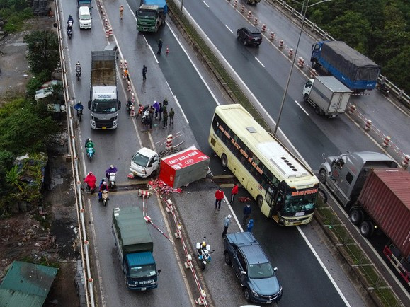 Hà Nội: 4 ô tô va chạm liên hoàn, đường trên cao ùn tắc gần 15 km trong nhiều giờ
