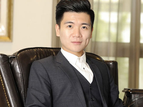 Con trai bầu Hiển vừa được bổ nhiệm làm Phó TGĐ Ngân hàng SHB: Thiếu gia nghìn tỷ đi xe máy, làm bồi bàn, ăn hàng quán bình dân