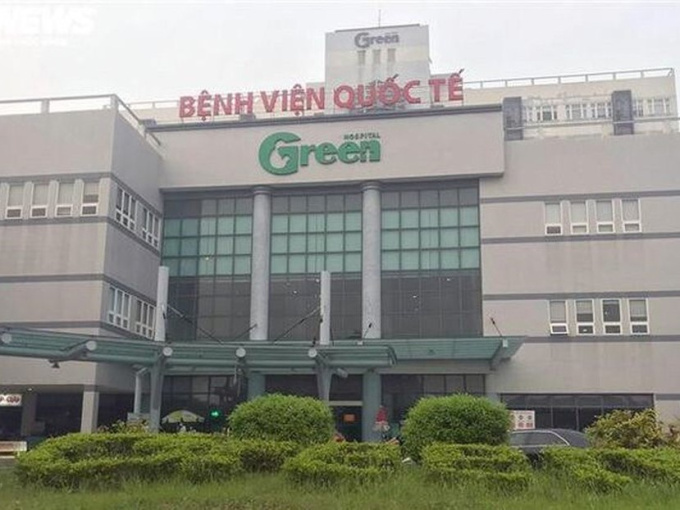Bé 2 tuổi rơi từ tầng 9 bệnh viện quốc tế: 'Trời ơi, con tôi rơi xuống đất rồi'
