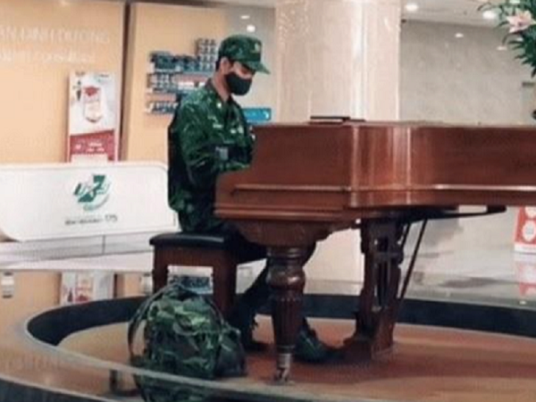 Chân dung chàng quân nhân đánh piano trong bệnh viện gây sốt mạng xã hội