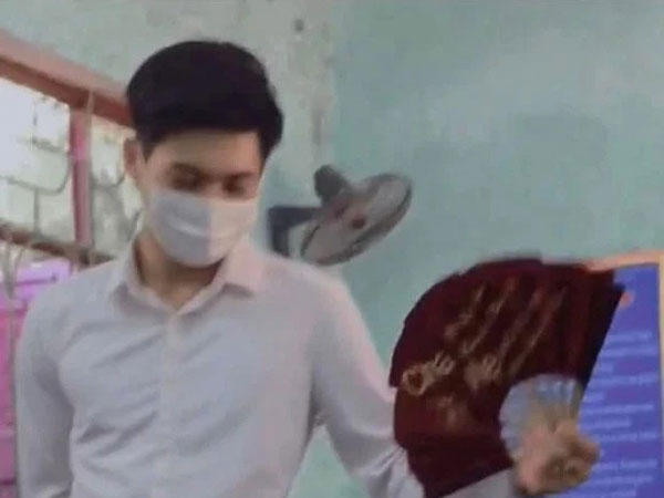 Nữ sinh ngủ gục trong lớp, thầy giáo đứng cạnh phe phẩy quạt vẫn không hay, nhưng dân mạng chỉ chú ý vào chiếc visual quá soái ca của thầy
