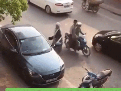 Thấy chồng chở nhân tình trên phố, vợ chặn đầu xe cầm mũ bảo hiểm lao vào đánh chửi tới tấp