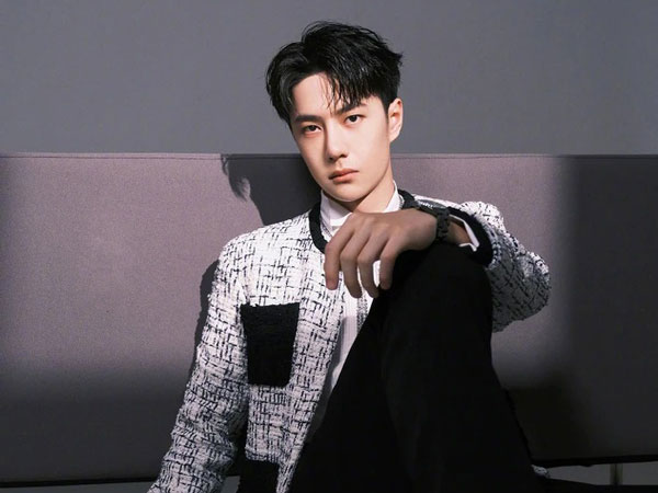 Vương Nhất Bác 'đốn tim' fan nữ với hai tạo hình trang phục chuẩn soái ca